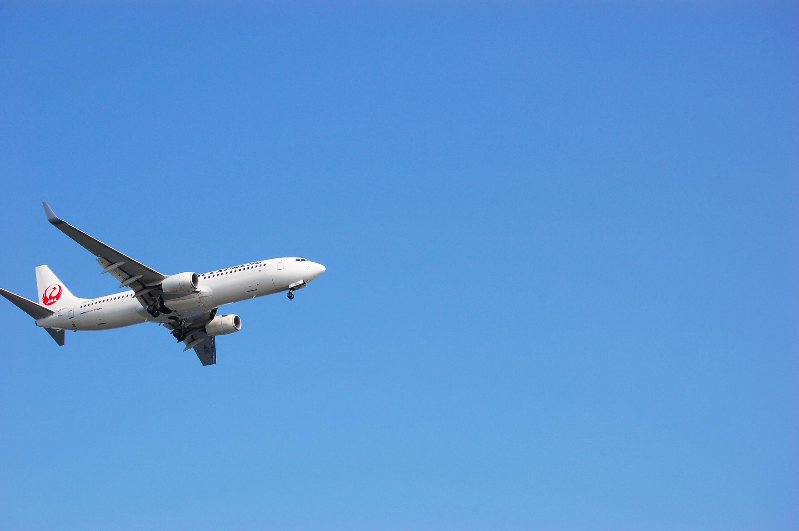空を飛ぶ飛行機